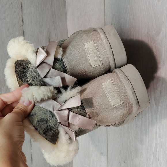 Ugg Australia Women Bailey Bow Short Snake Sheepskin Boots shoes sz 6 - Picture 6 of 12
